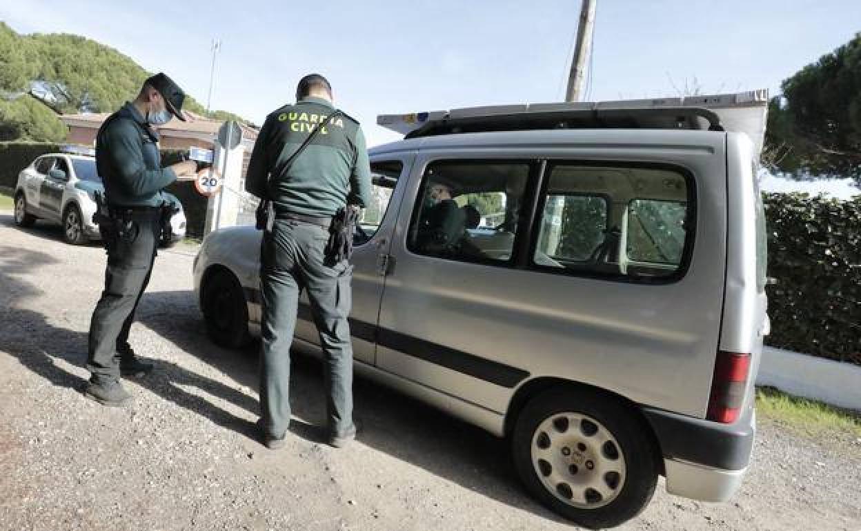 La Guardia Civil controla el acceso en El Romeral durante el registro del chalé de Óscar S.