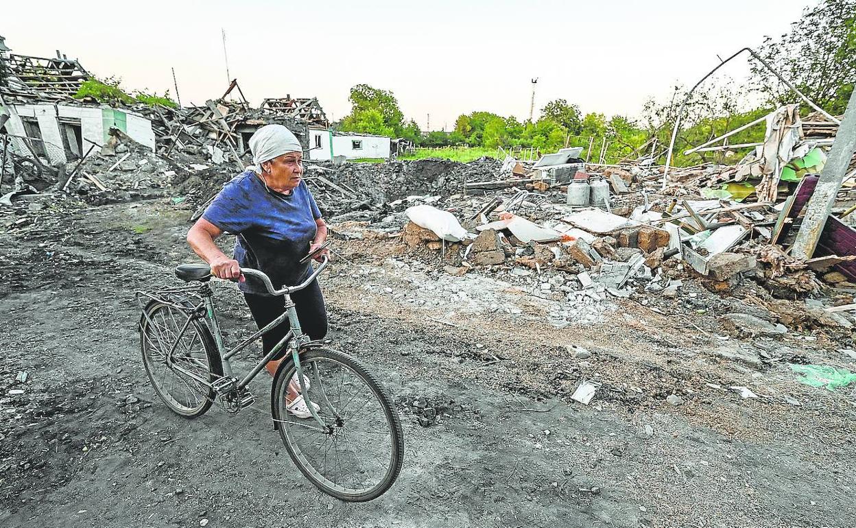 Una mujer observa los destrozos causados por el bombardeo ruso ocurrido la noche del miércoles en la localidad ucraniana de Chaplino. 