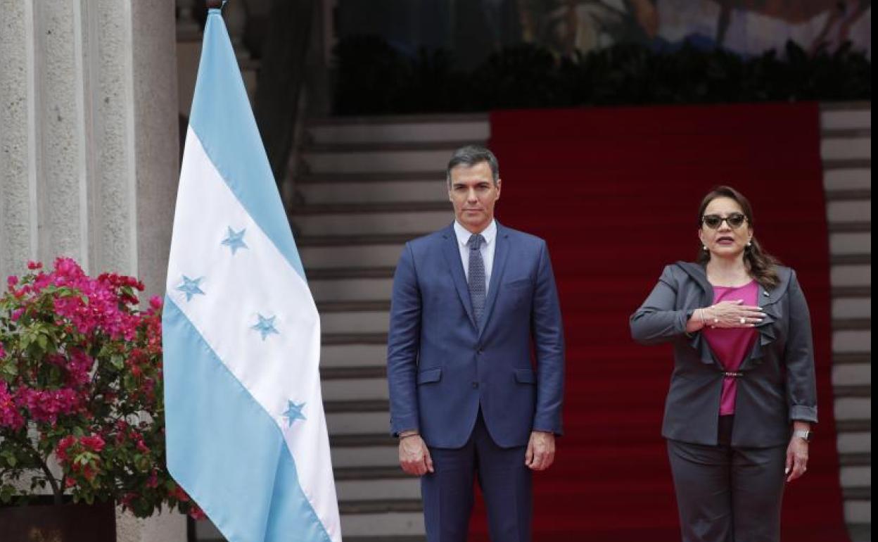 Pedro Sánchez, este viernes, junto a la presidenta de Honduras, Xiomara Castro, en su visita al país latinoamericano. 