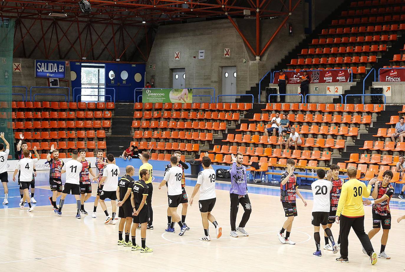 Imágenes de la primera semifinal de la Copa Castilla y León entre el Ademar León y el Balonmano Nava