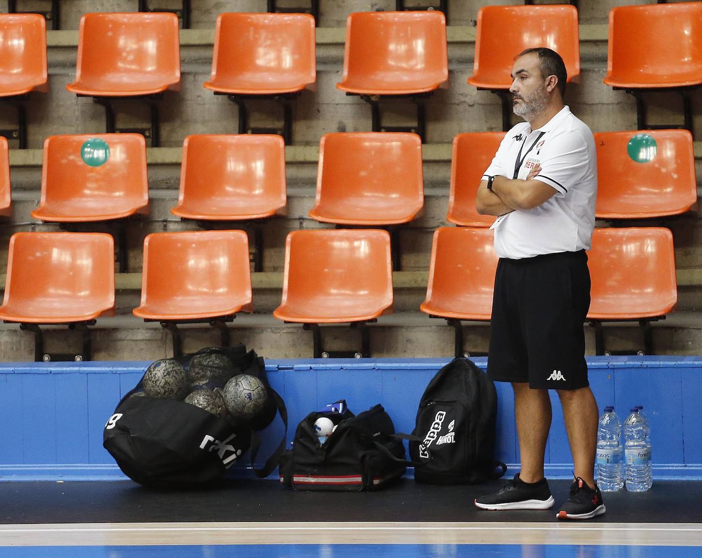 Imágenes de la primera semifinal de la Copa Castilla y León entre el Ademar León y el Balonmano Nava