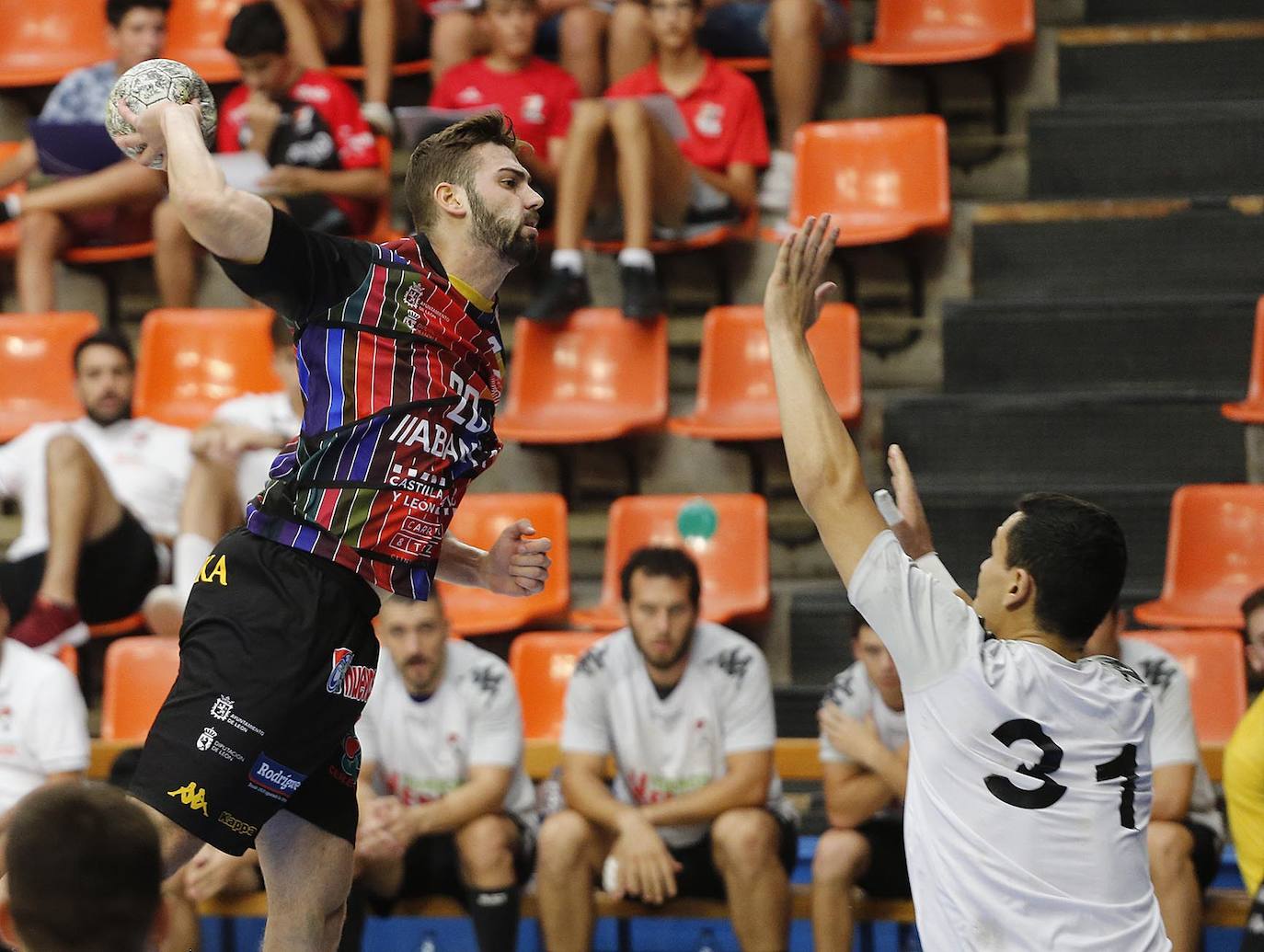 Imágenes de la primera semifinal de la Copa Castilla y León entre el Ademar León y el Balonmano Nava