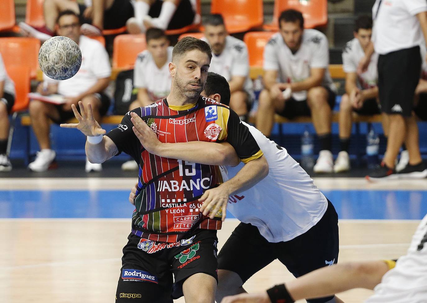 Imágenes de la primera semifinal de la Copa Castilla y León entre el Ademar León y el Balonmano Nava