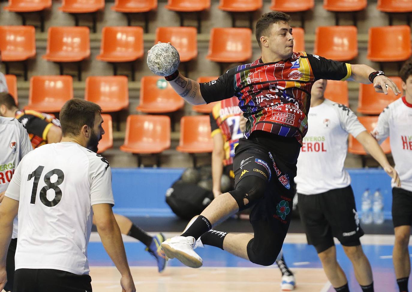 Imágenes de la primera semifinal de la Copa Castilla y León entre el Ademar León y el Balonmano Nava