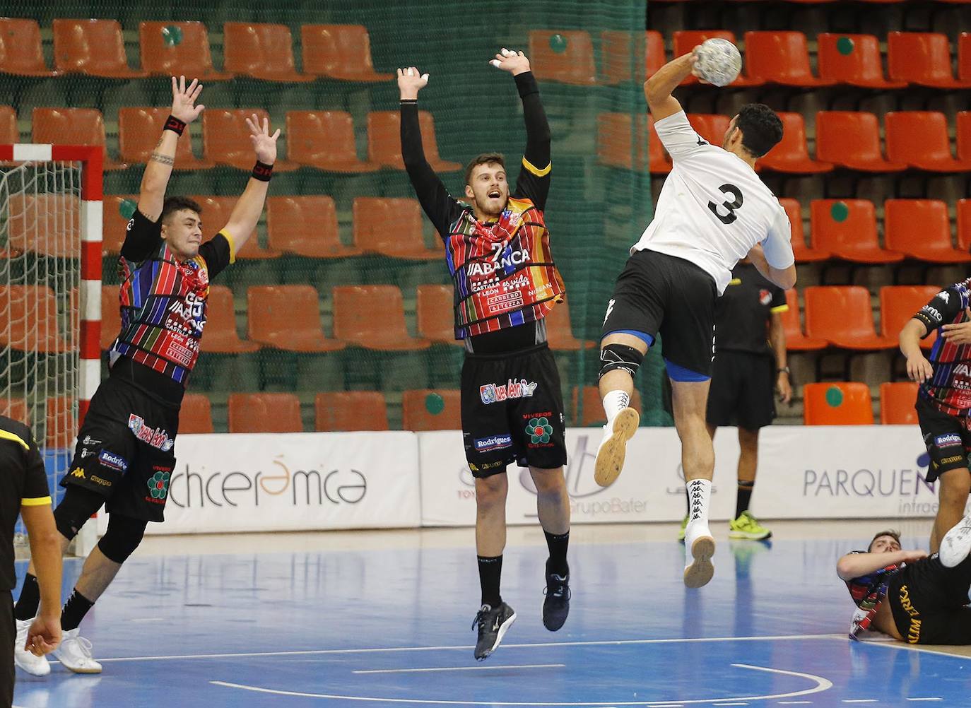 Imágenes de la primera semifinal de la Copa Castilla y León entre el Ademar León y el Balonmano Nava