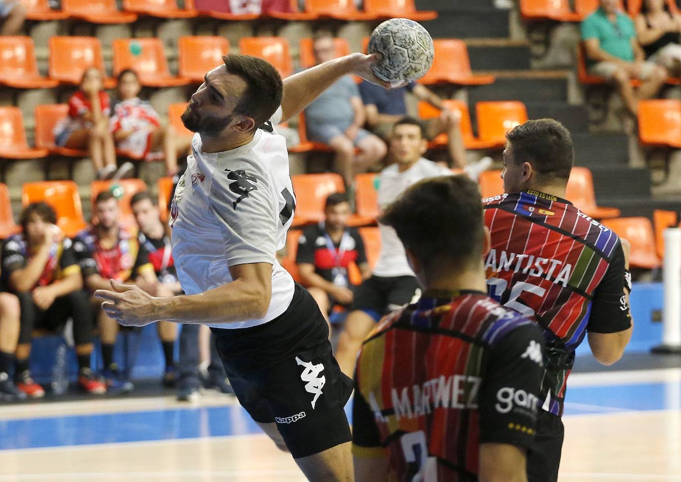 Imágenes de la primera semifinal de la Copa Castilla y León entre el Ademar León y el Balonmano Nava