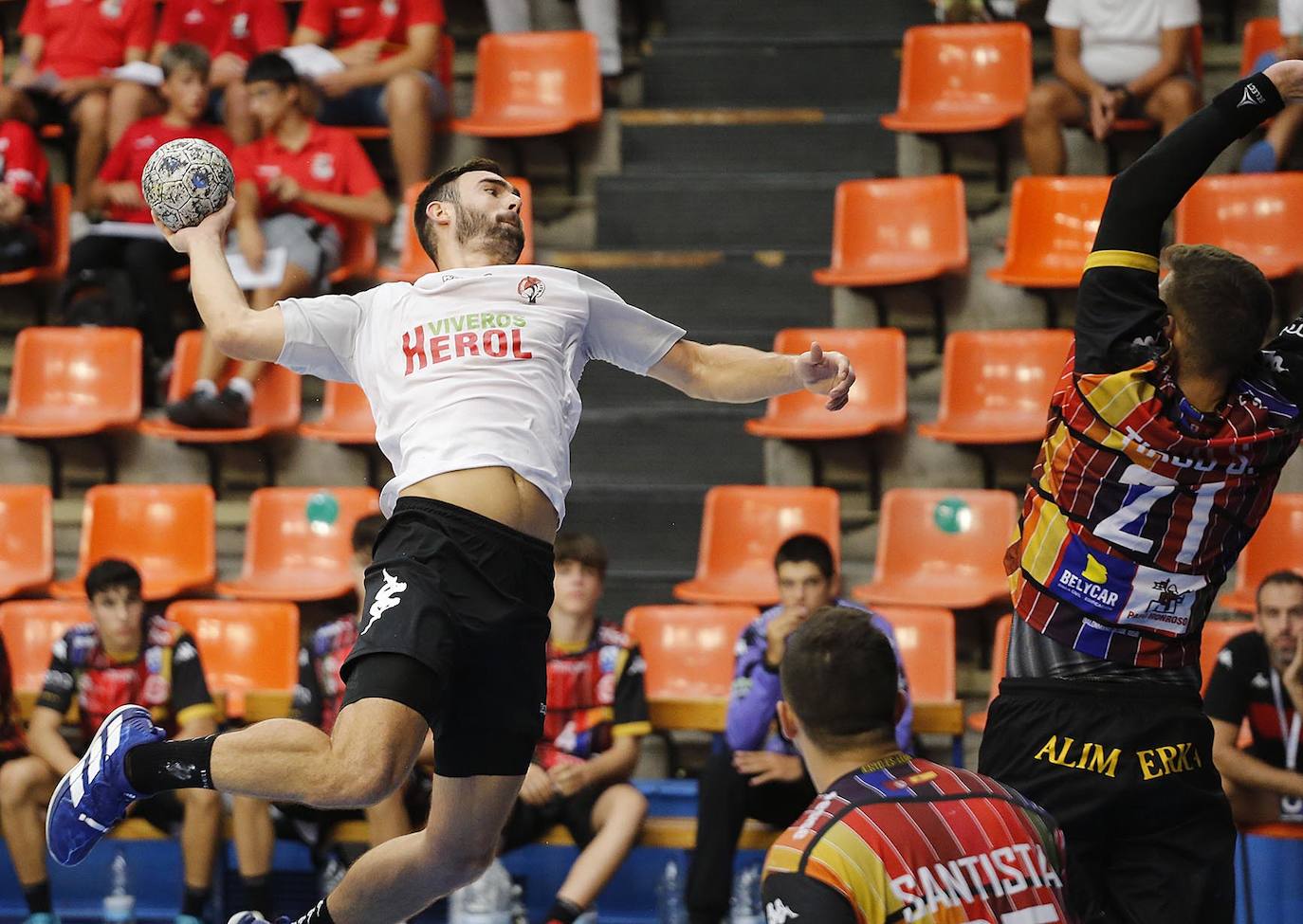 Imágenes de la primera semifinal de la Copa Castilla y León entre el Ademar León y el Balonmano Nava