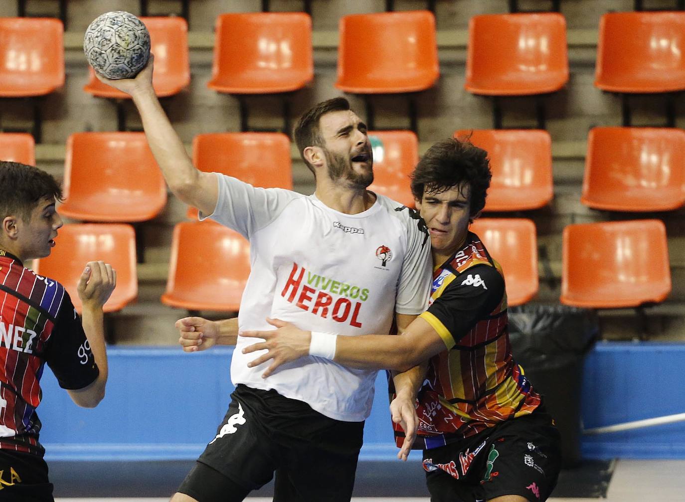 Imágenes de la primera semifinal de la Copa Castilla y León entre el Ademar León y el Balonmano Nava