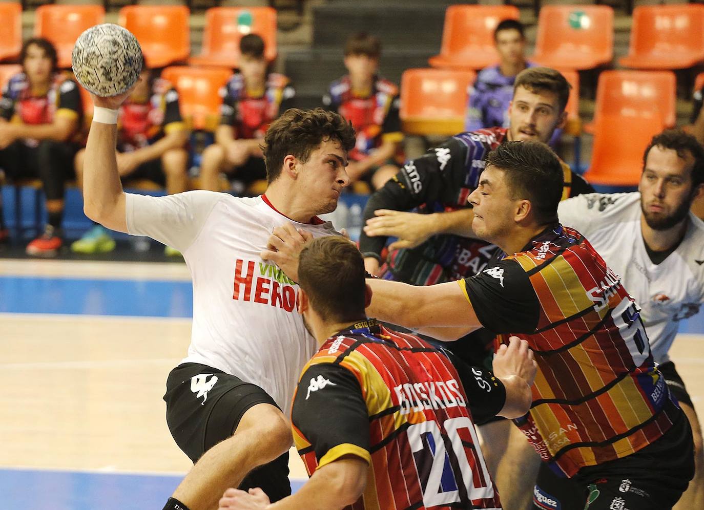 Imágenes de la primera semifinal de la Copa Castilla y León entre el Ademar León y el Balonmano Nava