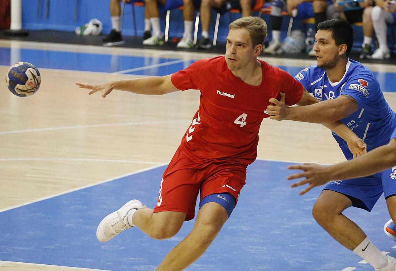 Imágenes de la segunda semifinal de la Copa Castilla y León disputada entre burgaleses y vallisoletanos en el polideportivo El Plantío