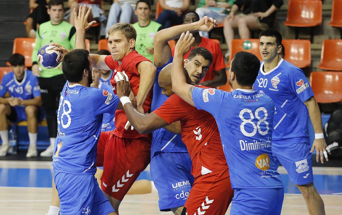 Imágenes de la segunda semifinal de la Copa Castilla y León disputada entre burgaleses y vallisoletanos en el polideportivo El Plantío