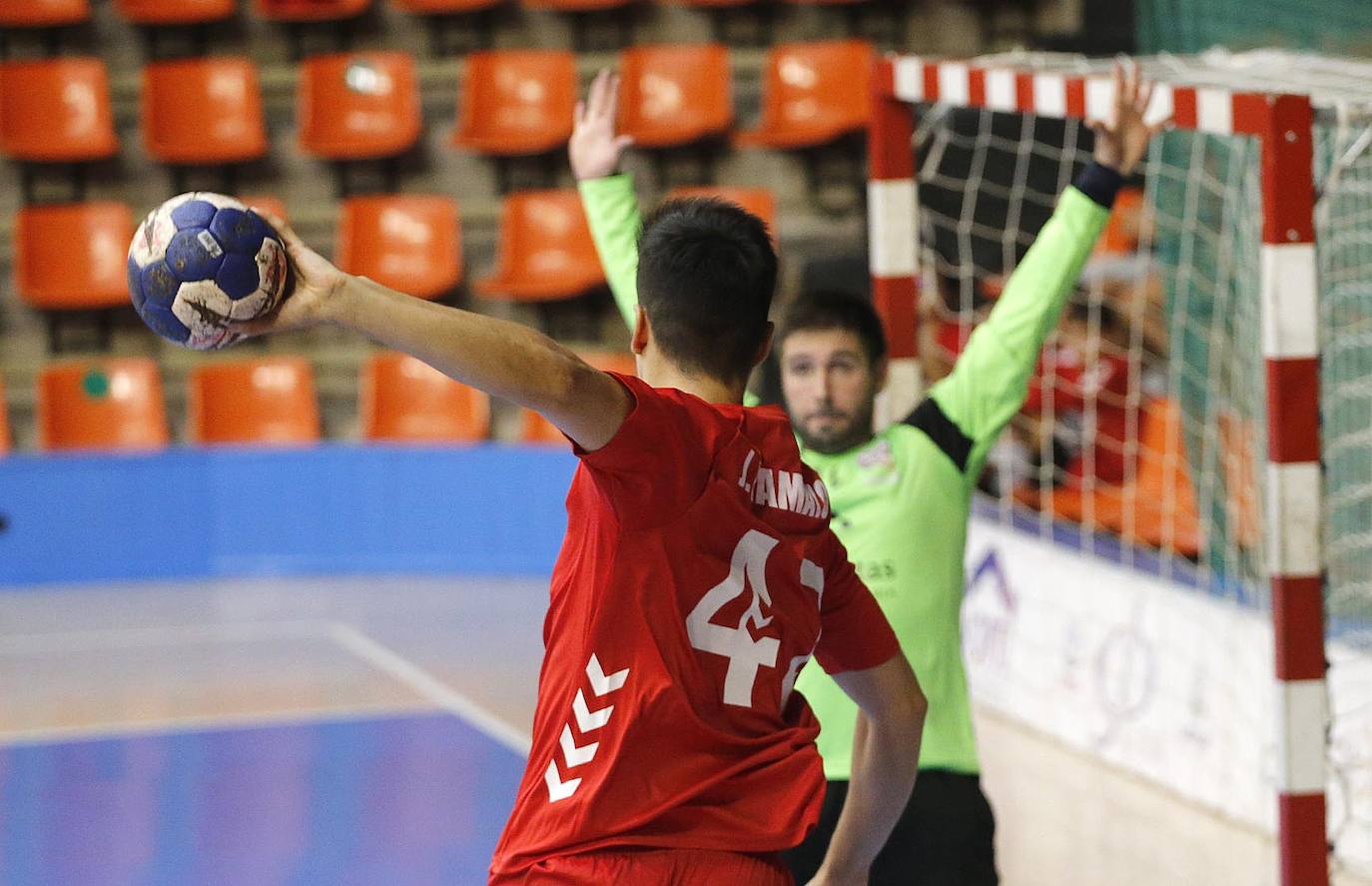 Imágenes de la segunda semifinal de la Copa Castilla y León disputada entre burgaleses y vallisoletanos en el polideportivo El Plantío