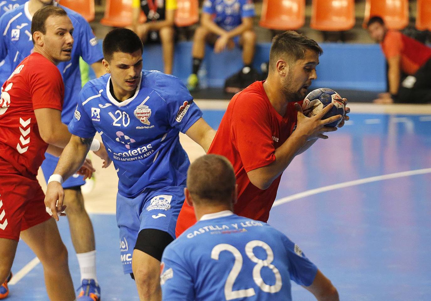 Imágenes de la segunda semifinal de la Copa Castilla y León disputada entre burgaleses y vallisoletanos en el polideportivo El Plantío