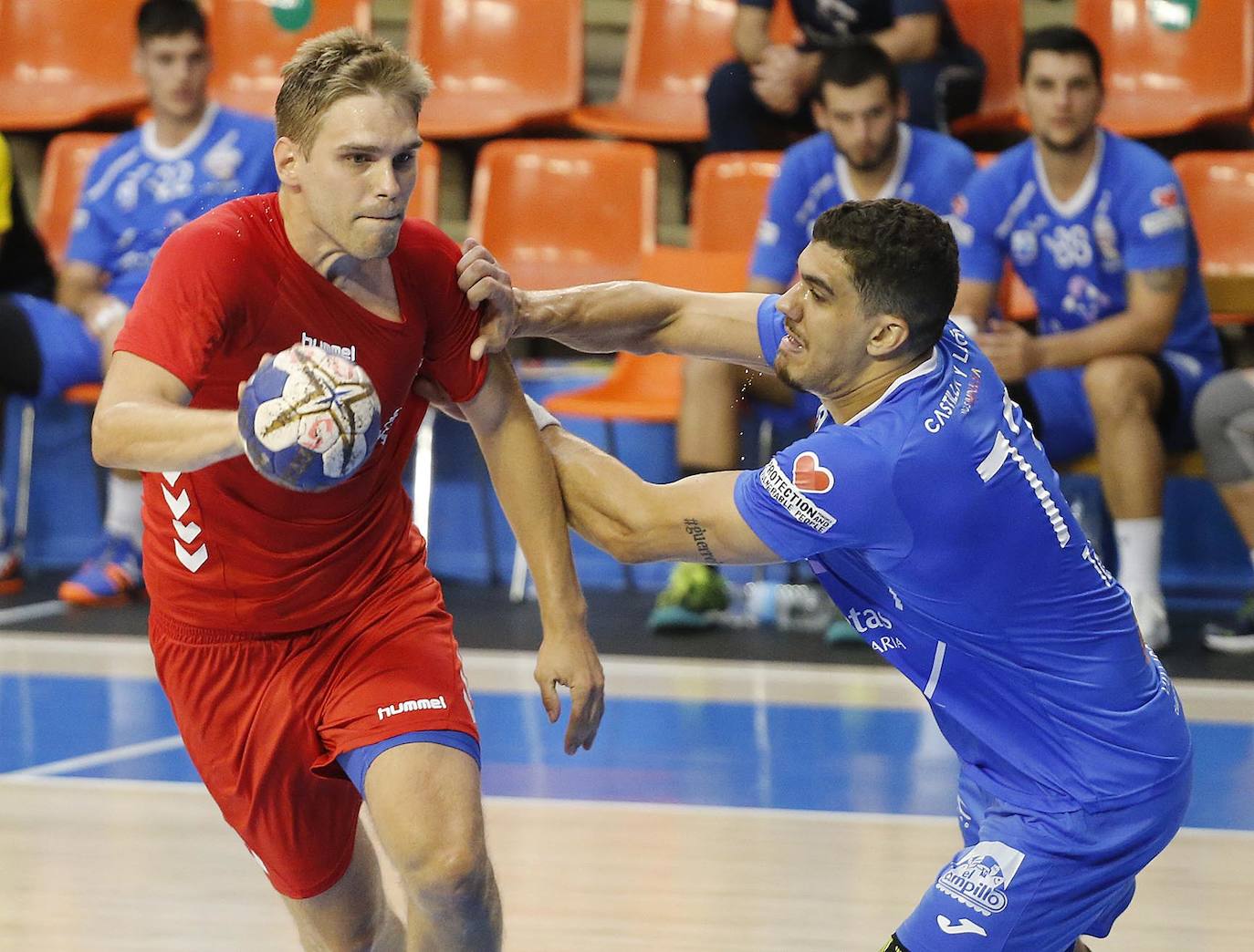 Imágenes de la segunda semifinal de la Copa Castilla y León disputada entre burgaleses y vallisoletanos en el polideportivo El Plantío