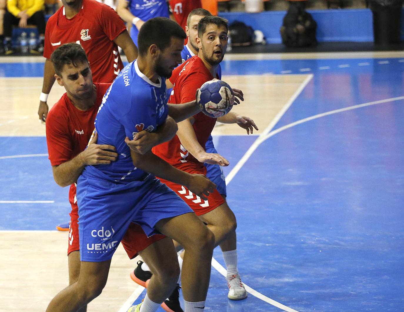 Imágenes de la segunda semifinal de la Copa Castilla y León disputada entre burgaleses y vallisoletanos en el polideportivo El Plantío