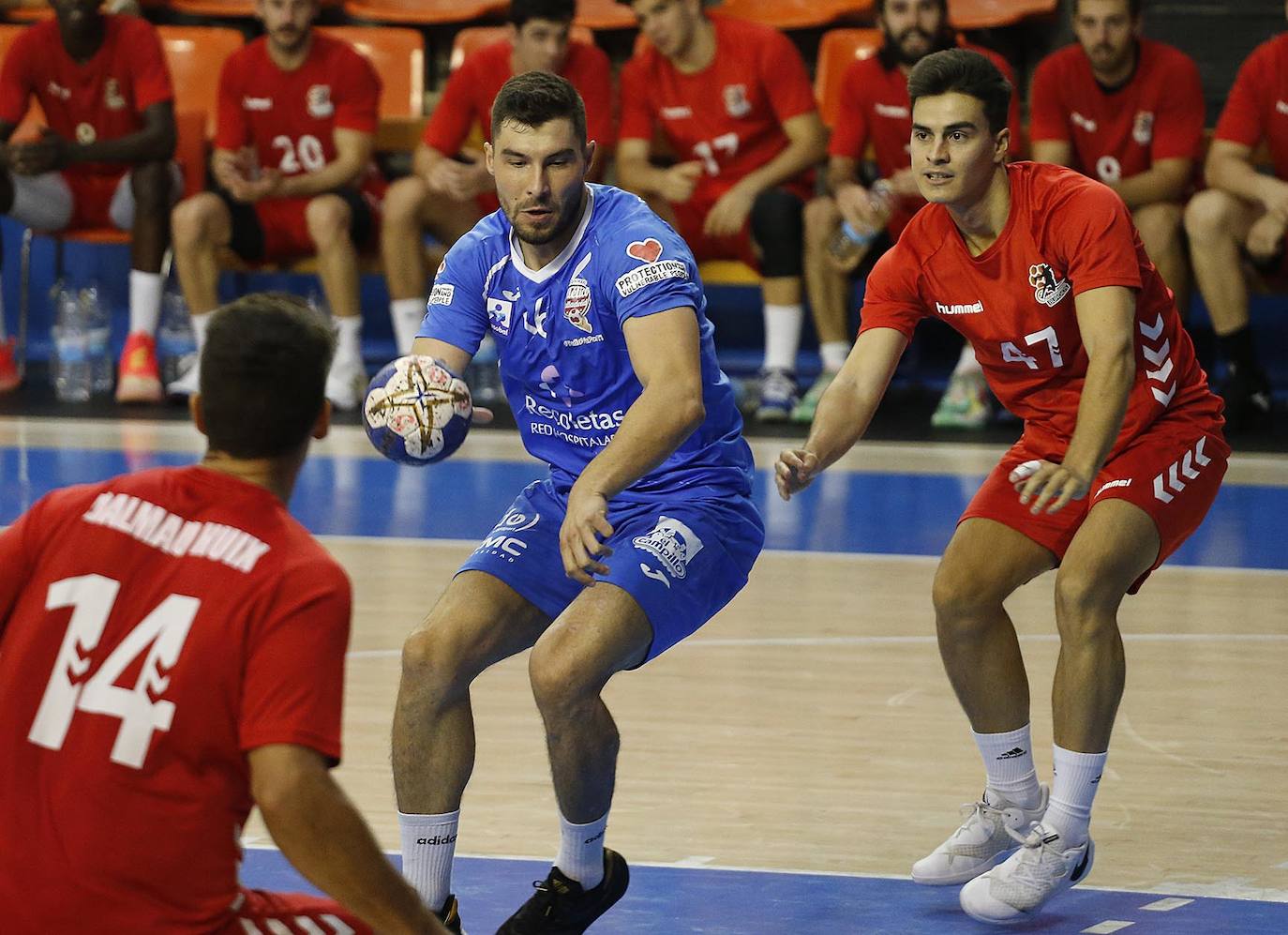 Imágenes de la segunda semifinal de la Copa Castilla y León disputada entre burgaleses y vallisoletanos en el polideportivo El Plantío