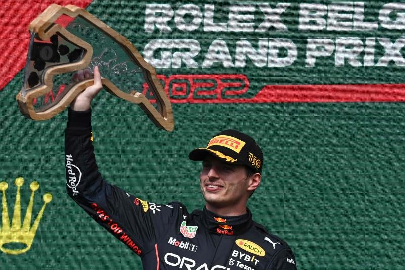 Max Verstappen alza el trofeo que le acredita como vencedor del Gran Premio de Bélgica.