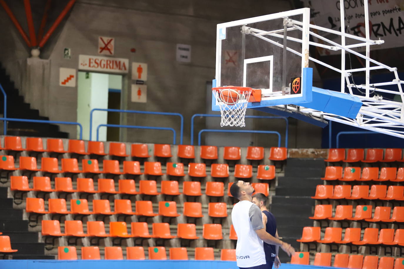 Imágnes del primer entrenamiento de pretemporada del Hereda San Pablo Burgos en el Polideportivo El Plantío