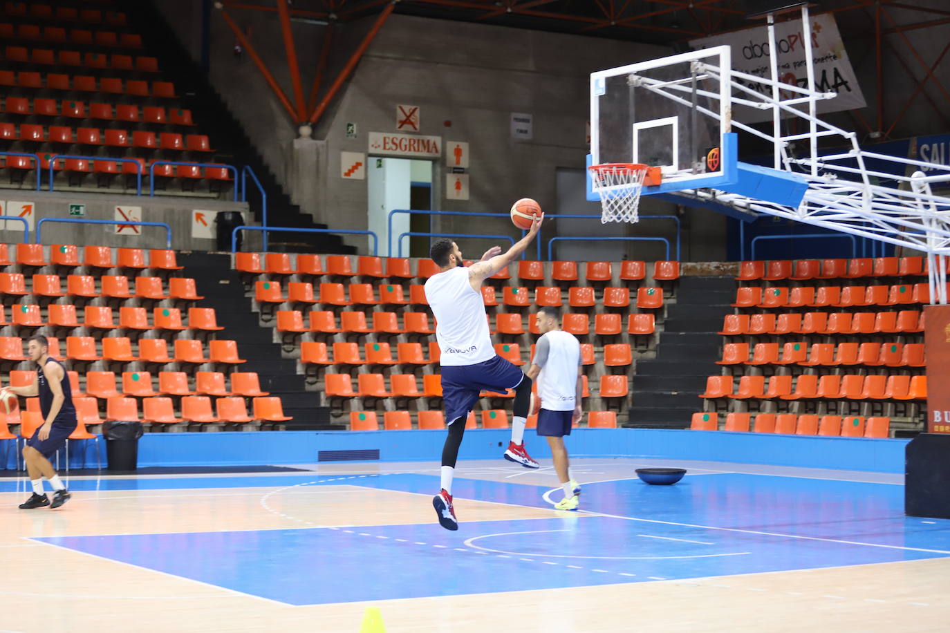 Imágnes del primer entrenamiento de pretemporada del Hereda San Pablo Burgos en el Polideportivo El Plantío