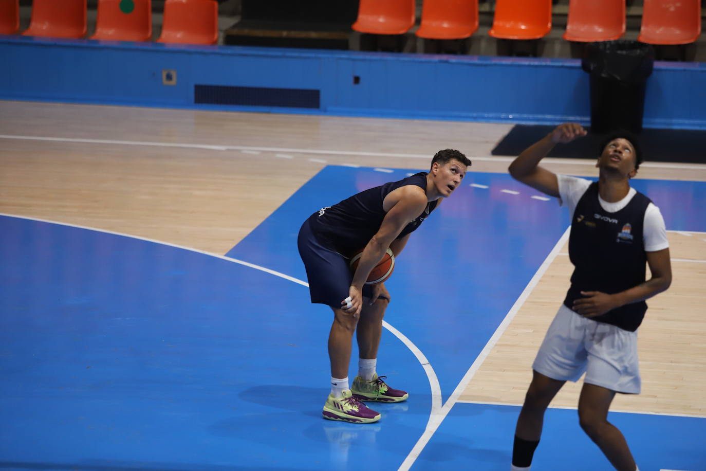 Imágnes del primer entrenamiento de pretemporada del Hereda San Pablo Burgos en el Polideportivo El Plantío