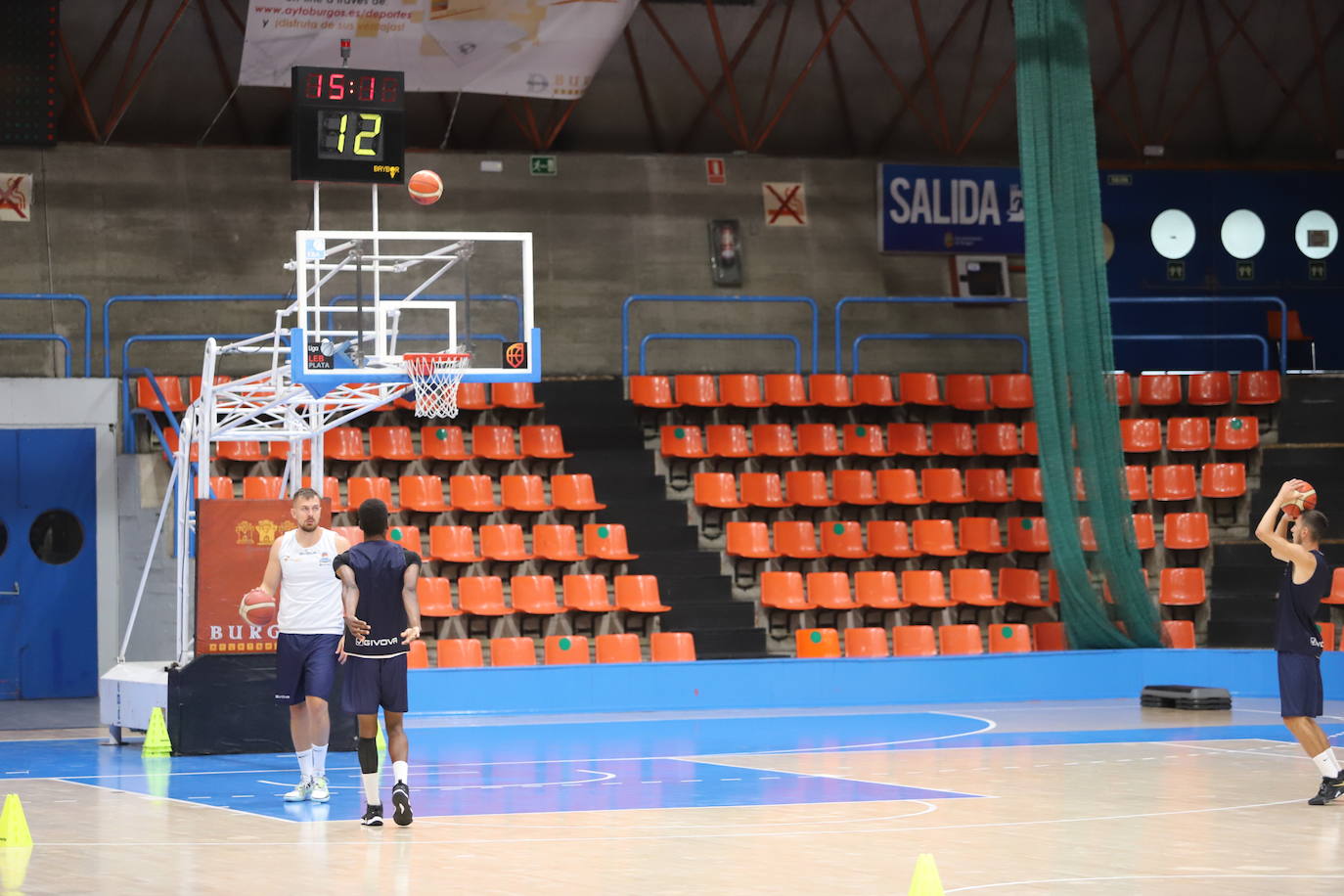 Imágnes del primer entrenamiento de pretemporada del Hereda San Pablo Burgos en el Polideportivo El Plantío