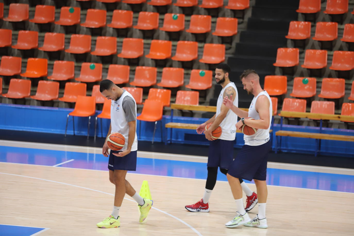 Imágnes del primer entrenamiento de pretemporada del Hereda San Pablo Burgos en el Polideportivo El Plantío