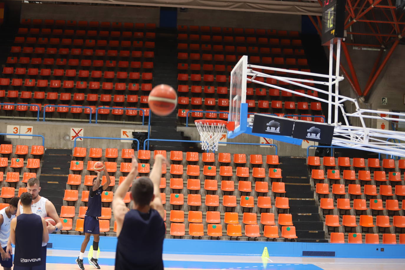 Imágnes del primer entrenamiento de pretemporada del Hereda San Pablo Burgos en el Polideportivo El Plantío