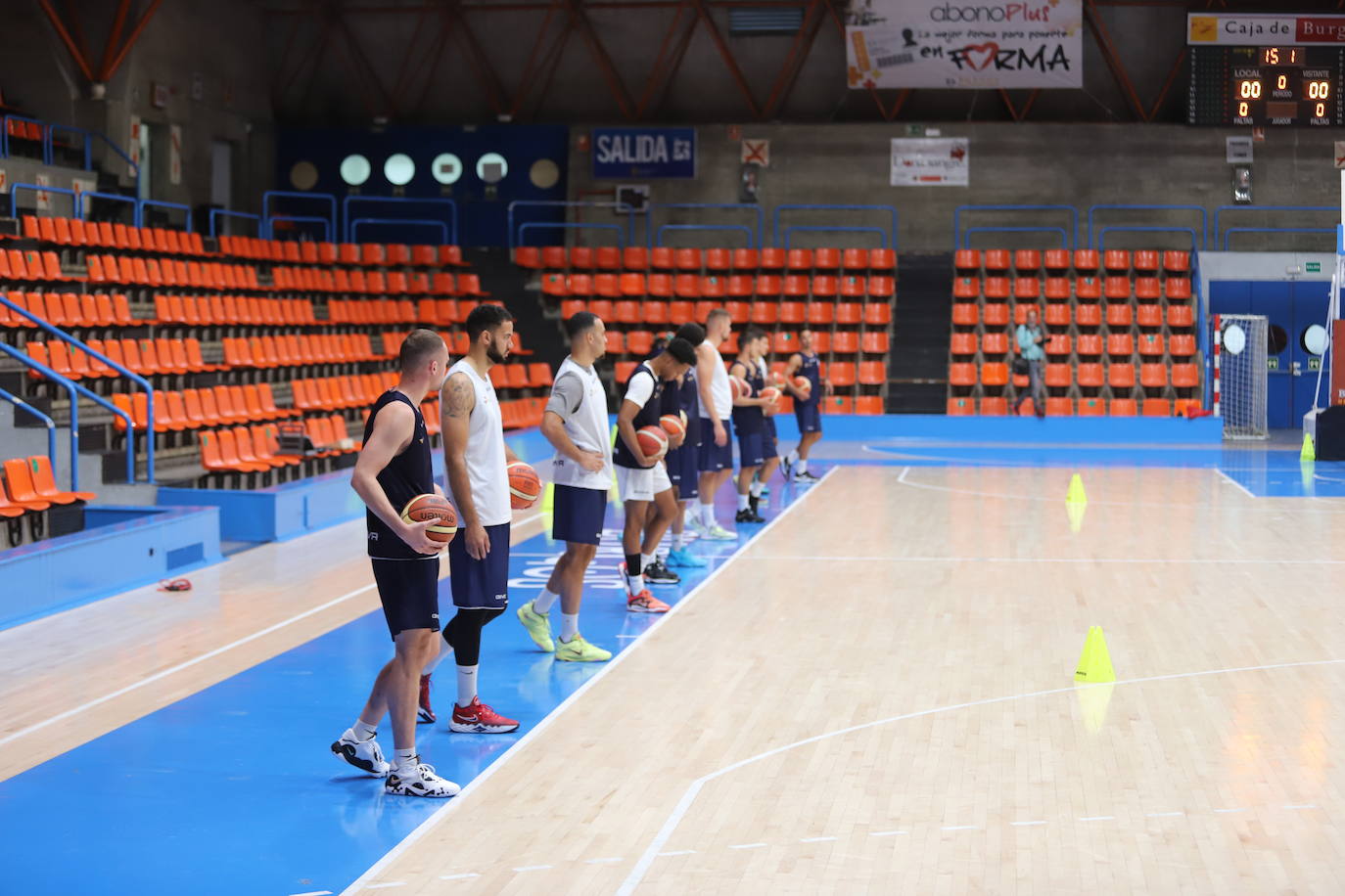 Imágnes del primer entrenamiento de pretemporada del Hereda San Pablo Burgos en el Polideportivo El Plantío