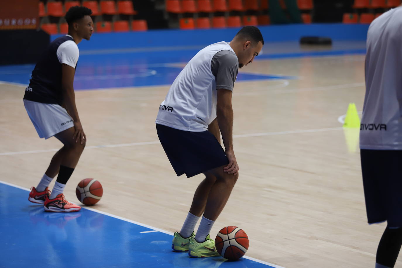 Imágnes del primer entrenamiento de pretemporada del Hereda San Pablo Burgos en el Polideportivo El Plantío