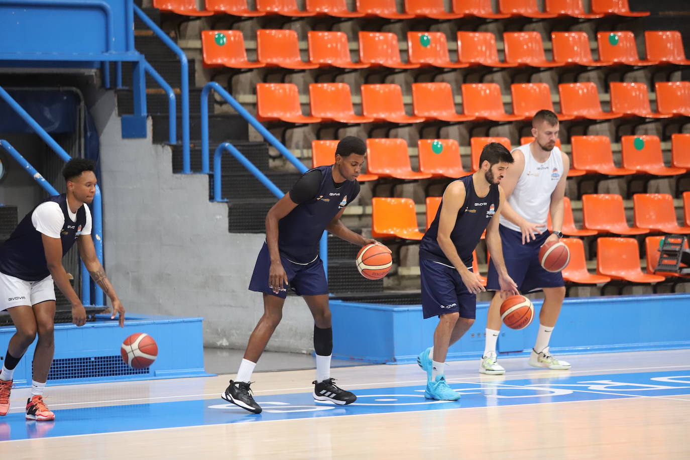 Imágnes del primer entrenamiento de pretemporada del Hereda San Pablo Burgos en el Polideportivo El Plantío