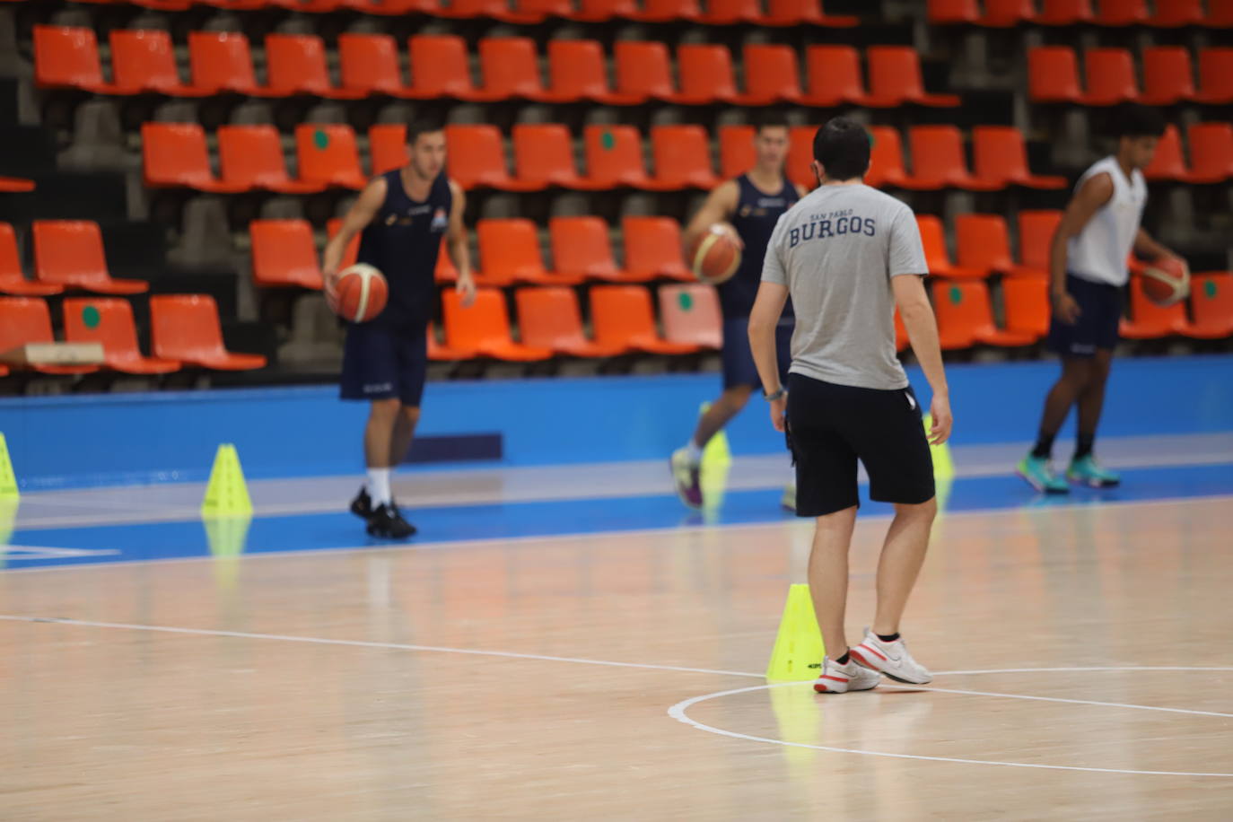 Imágnes del primer entrenamiento de pretemporada del Hereda San Pablo Burgos en el Polideportivo El Plantío