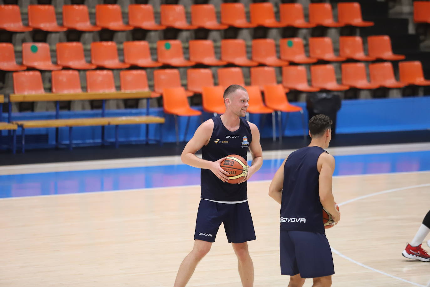 Imágnes del primer entrenamiento de pretemporada del Hereda San Pablo Burgos en el Polideportivo El Plantío