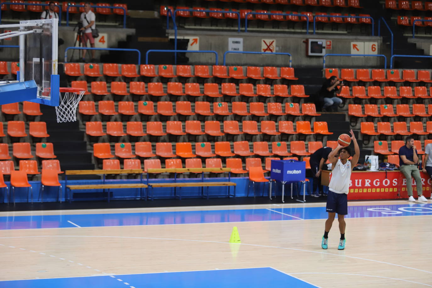 Imágnes del primer entrenamiento de pretemporada del Hereda San Pablo Burgos en el Polideportivo El Plantío