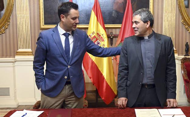 El Ayuntamiento sella un acuerdo con el Cabildo para el alumbrado ornamental de la Catedral