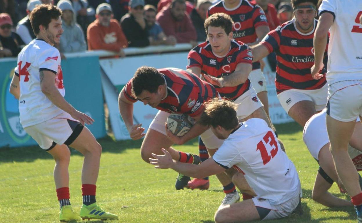 Agustin Gil Comesaña, nuevo fichaje del Recoletas Burgos Universidad de Burgos, intenta zafarse de la zaga rival durante un encuentro