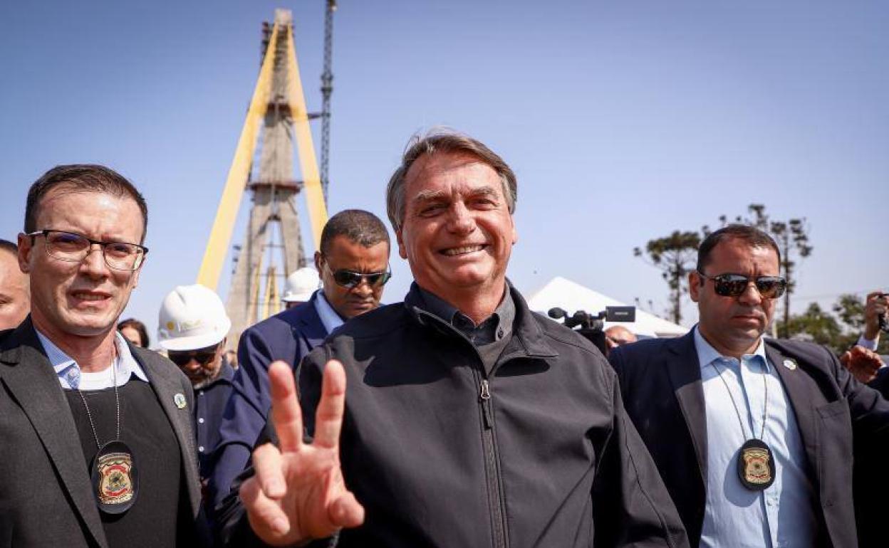 El presidente brasileño, Jair Bolsonaro, este miércoles durante una visita a unas obras como parte de la campaña electoral