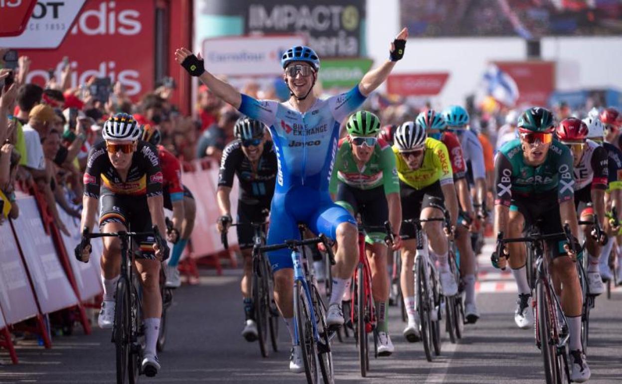 El australiano Kaden Groves celebra su triunfo en el Cabo de Gata. 