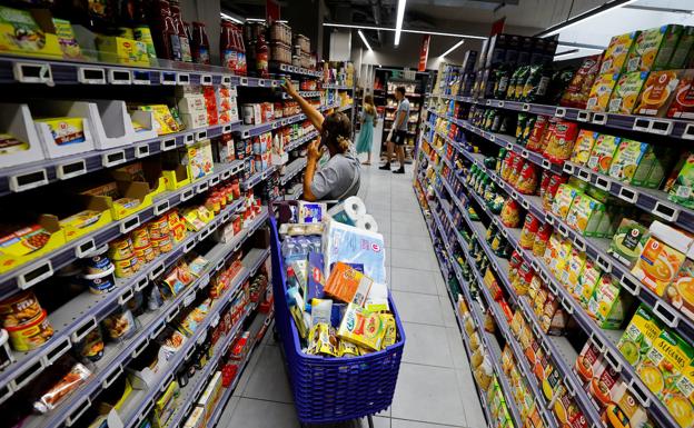 Una mujer hace la compra en un supermercado de Italia.