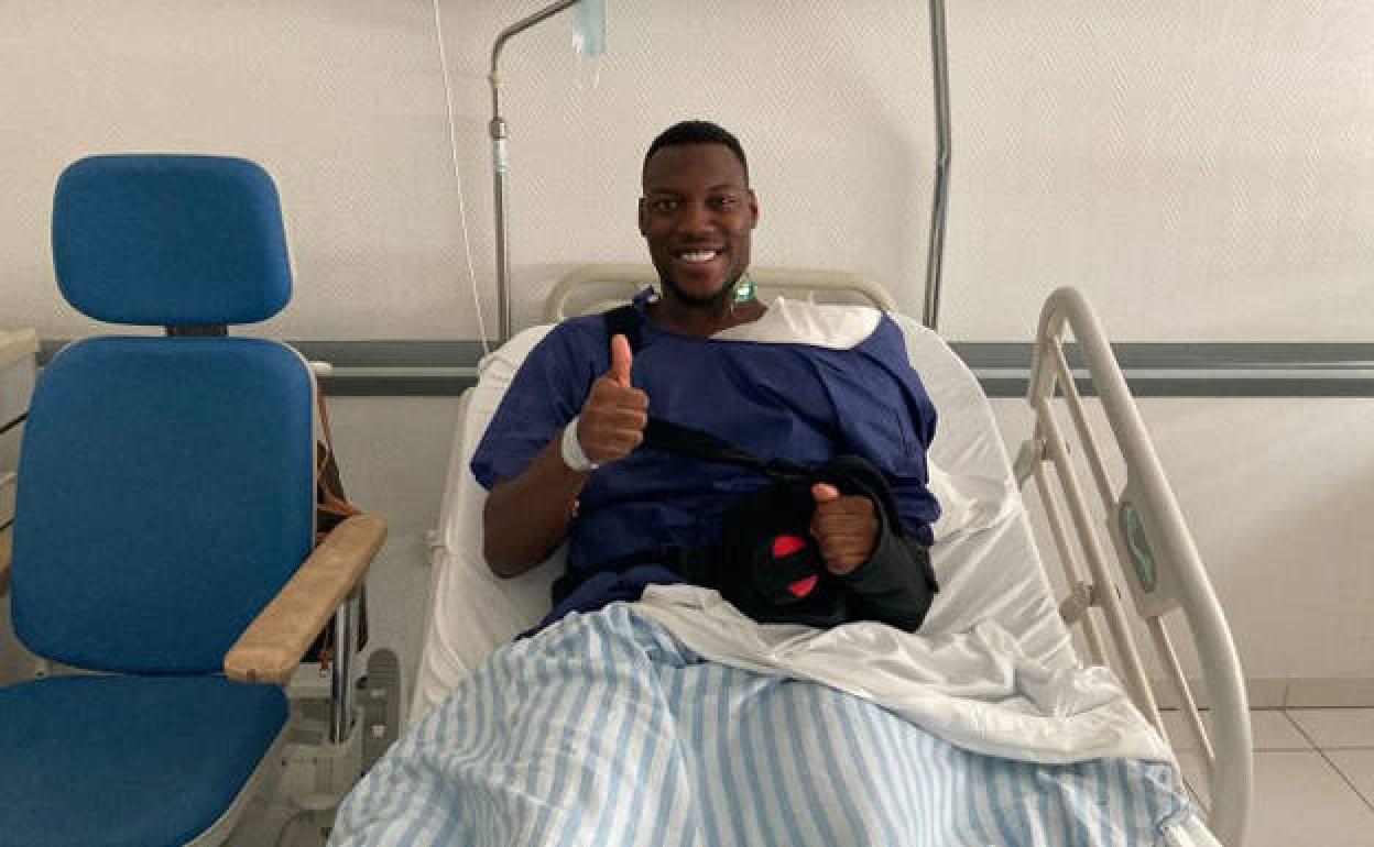 Loïc Badiashile, en el hospital tras ser intervenido. 