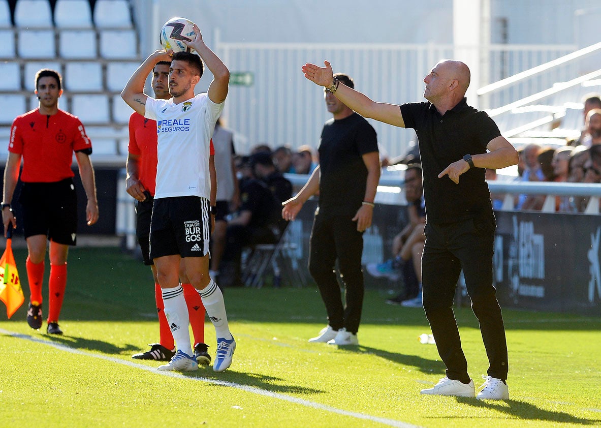 Fotos: El Burgos CF suma su segunda victoria en El Plantío