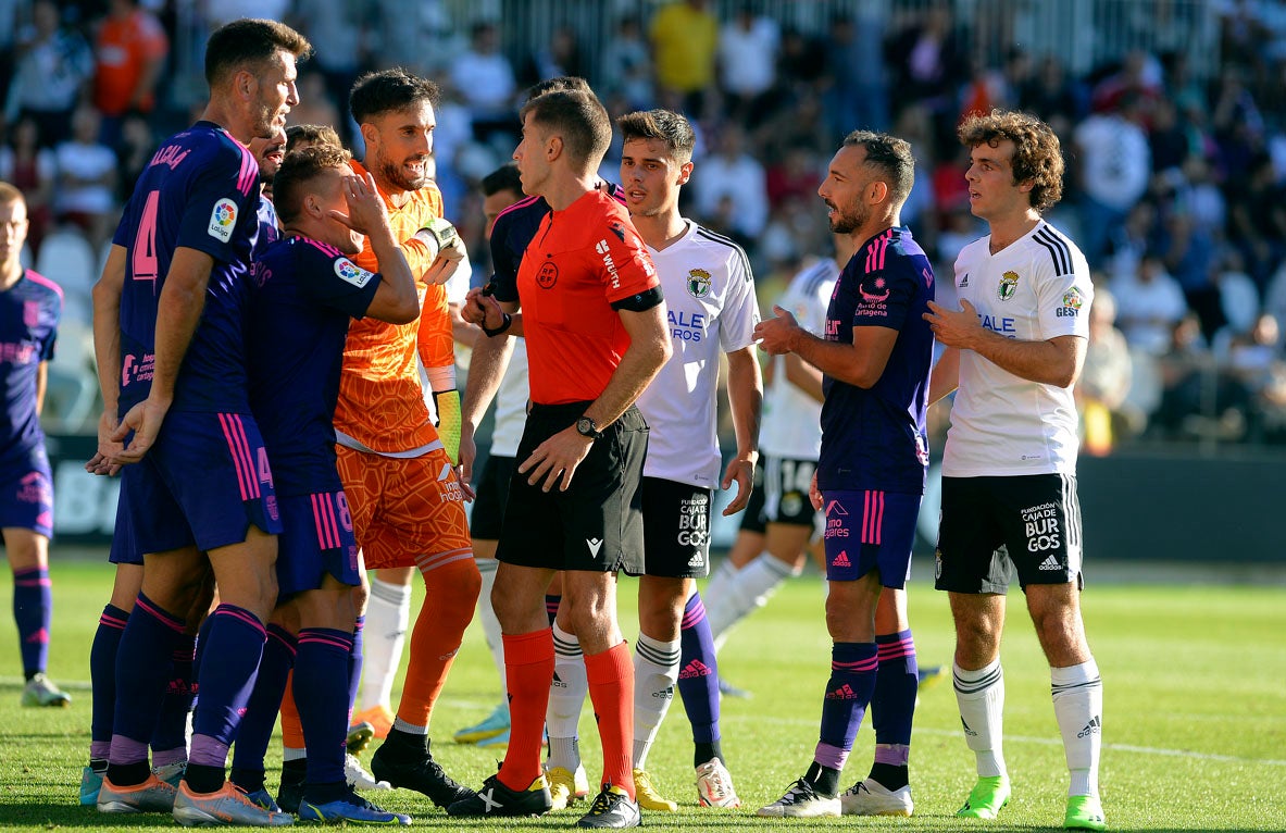 Fotos: El Burgos CF suma su segunda victoria en El Plantío