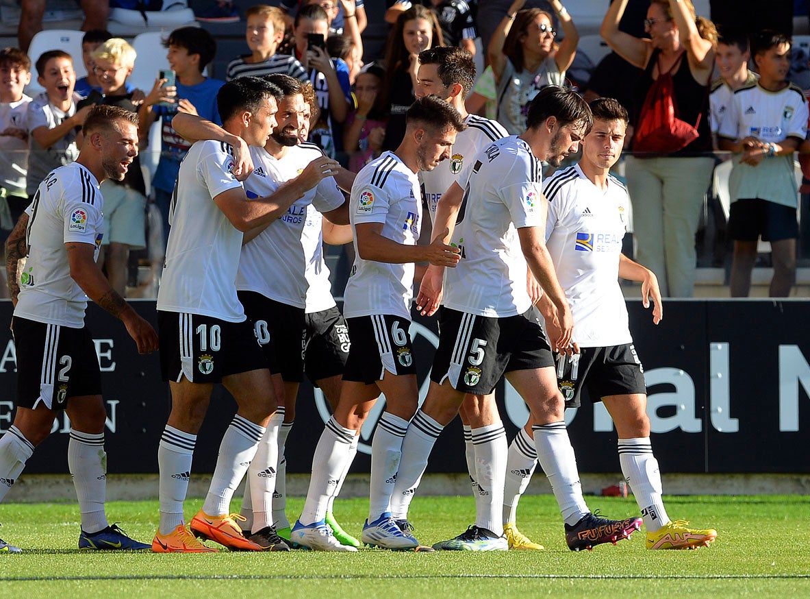 Fotos: El Burgos CF suma su segunda victoria en El Plantío