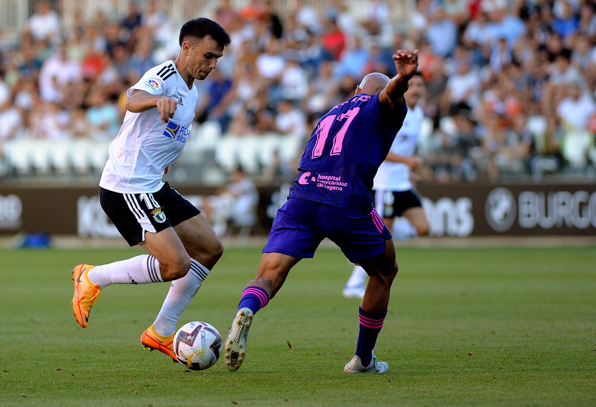 Fotos: El Burgos CF suma su segunda victoria en El Plantío