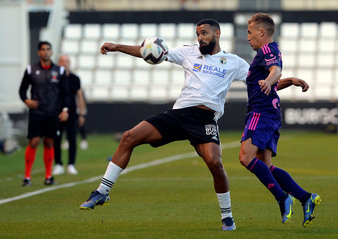 Fotos: El Burgos CF suma su segunda victoria en El Plantío