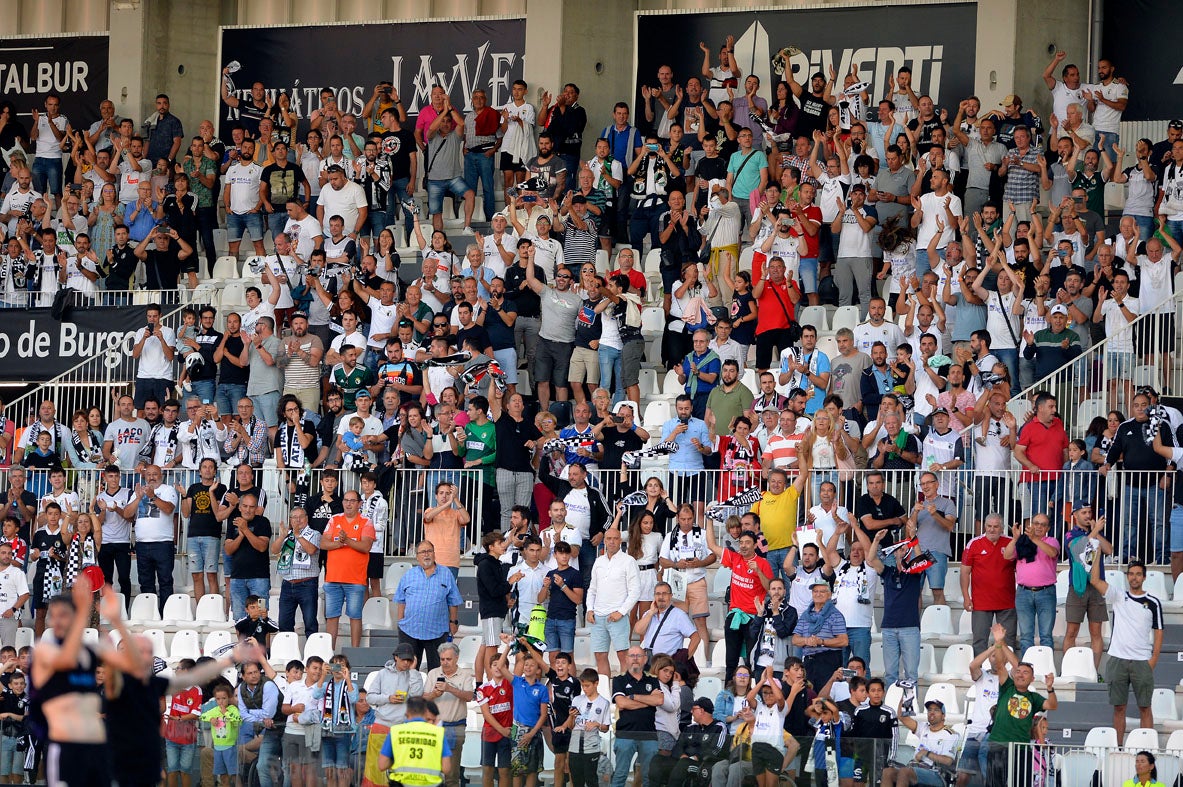 Fotos: El Burgos CF suma su segunda victoria en El Plantío