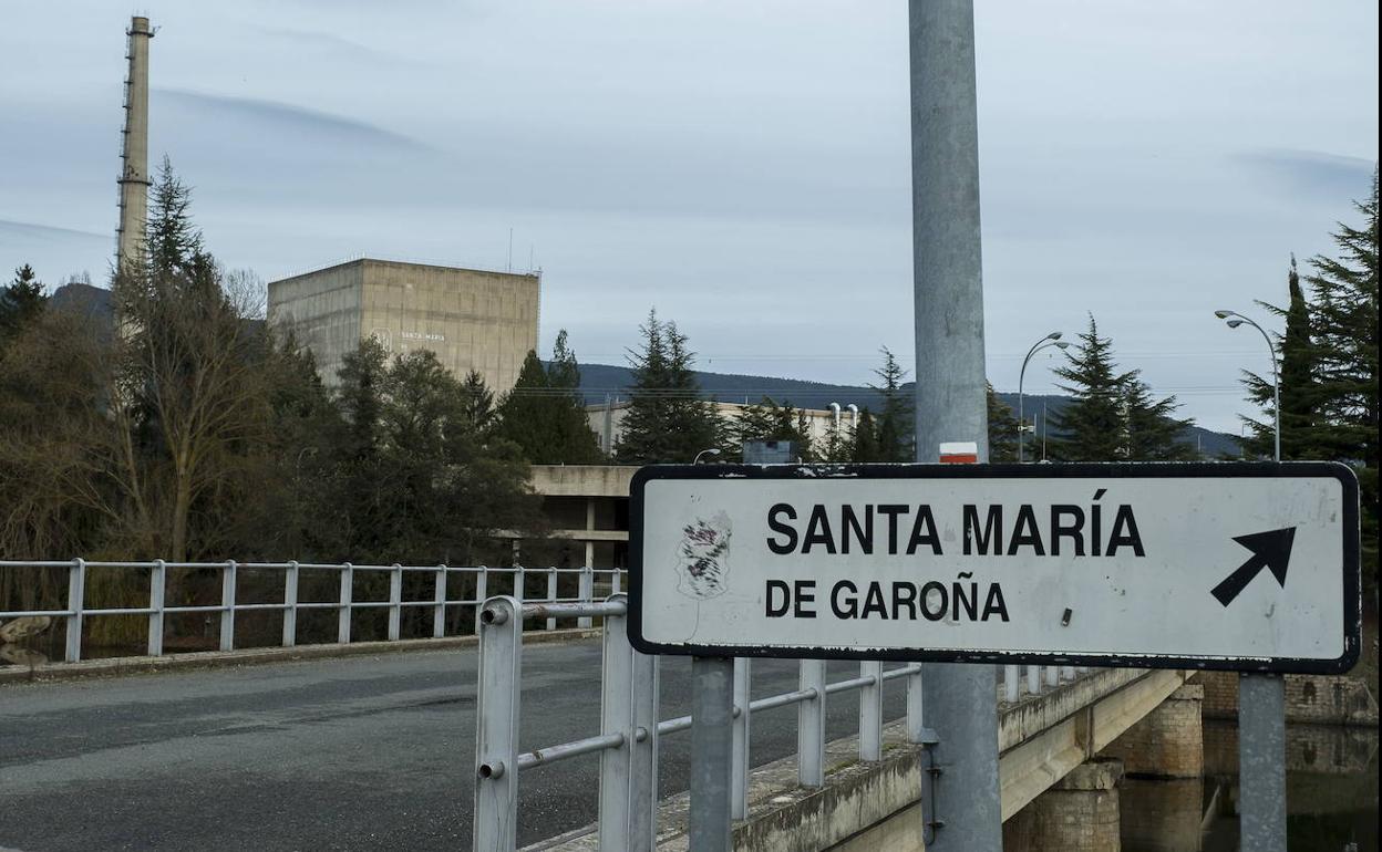 Acceso a la central nuclear de Santa María de Garoña, en el norte de Burgos.