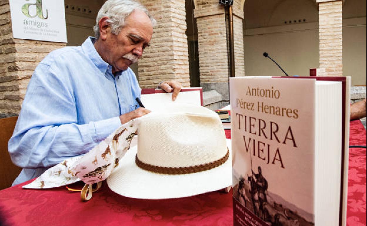 Antonio Pérez Henares firma ejemplares de su nuevo libro 'Tierra vieja'. 
