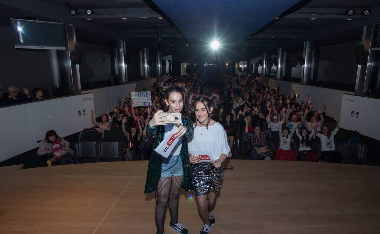 Fashion Glamour presentando gala'Yo tú ves'. 