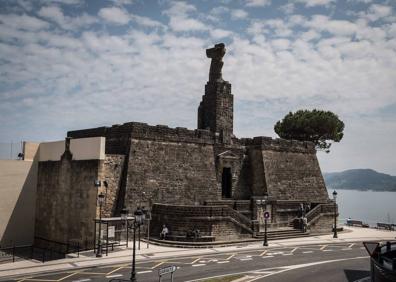 Imagen secundaria 1 - Arriba, réplica de la nao Victoria; en el centro, monumento a Elcano en Getaria; y abajo detalle de la embarcación, en el puerto de Tarragona.