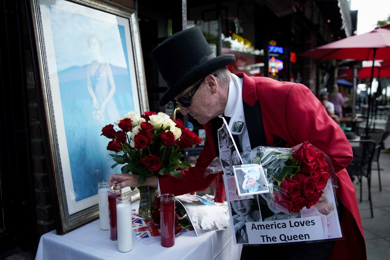 Gregg Donovan enciende una vela en un memorial en el restaurante británico Ye Olde King's Head en honor a la reina Isabel II, en Santa Mónica, California.